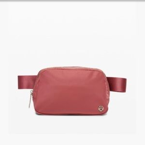 Everywhere Belt Bag 1L cherry tint